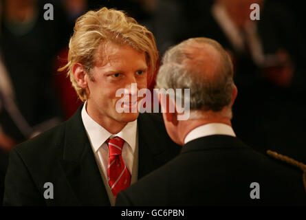 Ruderer Andrew Triggs Hodge erhält sein Mitglied der British Empire Medal (MBE) vom Prince of Wales bei einer Investiturfeier im Buckingham Palace. Stockfoto