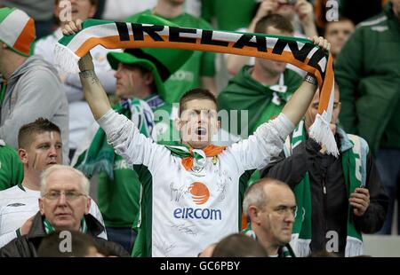 Fußball - FIFA Fußball-Weltmeisterschaft 2010 - Play-offs - zweite Etappe - Frankreich / Republik Irland - Stade de France. Fans der Republik Irland auf den Tribünen Stockfoto
