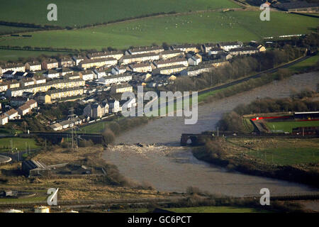 Eine Luftaufnahme der zerstörten Northside Brücke, in Workington, als Überschwemmungen große Teile von Cumbria eintauchen. Stockfoto