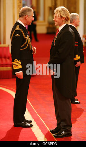 Ruderer Andrew Triggs Hodge erhält sein Mitglied der British Empire Medal (MBE) vom Prince of Wales bei einer Investiturfeier im Buckingham Palace. Stockfoto