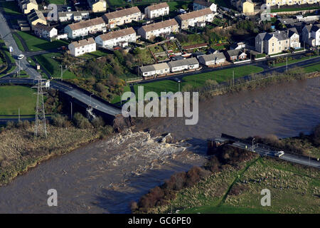 Eine Luftaufnahme der zerstörten Northside Brücke, in Workington, als Überschwemmungen große Teile von Cumbria eintauchen. Stockfoto