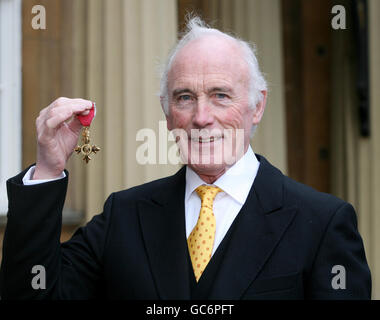 Der Bildhauer John Sherlock, nachdem er vom Prince of Wales im Buckingham Palace die Medaille des britischen Empre (OBE) erhalten hatte. Stockfoto