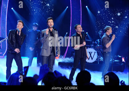 . Westlife Mitglieder (von links nach rechts) Nicky Byrne, Mark Feehily, Shane Filan und Kian Egan, die bei der Children in Need Appeal Night im BBC Television Centre in West London auftreten. Stockfoto