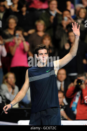 Der Argentinier Juan Martin Del Potro feiert den Sieg des spanischen Fernando Verdasco bei den Barclays ATP World Tennis Tour Finals in der O2 Arena in London. Stockfoto