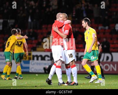 Charlton Athletic's Deon Burton (rechts) feiert den zweiten Platz seiner Seiten Ziel des Spiels aus dem Strafpunkt mit Teamkollegen Nicky Bailey (links) als die Spieler von Bristol Rovers niedergeschlagen sind Stockfoto