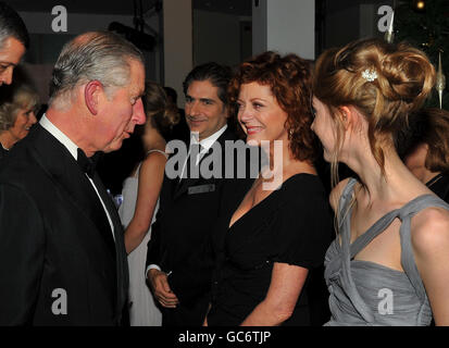 Der Prinz von Wales trifft Hollywoodstar Susan Sarandon, nachdem er und die Herzogin von Cornwall zum Royal Film Premier of the Lovely Bones am Odeon Leicester Square im Zentrum von London ankamen. Stockfoto