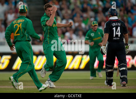 Der Südafrikaner Morne Morkel feiert den entgangenen englischen Kapitän Andrew Strauss beim dritten One-Day International auf dem Newlands Cricket Ground, Kapstadt, Südafrika. Stockfoto