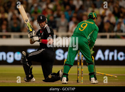 Der englische Kevin Pietersen wird von dem südafrikanischen Jean-Paul Duminy während der dritten eintägigen Internationale auf dem Newlands Cricket Ground, Kapstadt, Südafrika, geduckt. Stockfoto