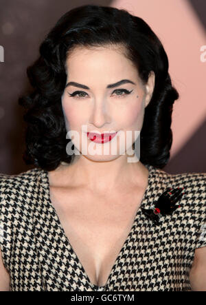 DITA von Teese während einer Buchunterzeichnung bei Waterstone's in Piccadilly, im Zentrum von London. Stockfoto