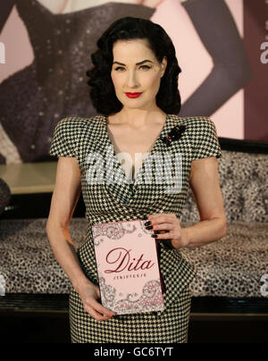 DITA von Teese während einer Buchunterzeichnung bei Waterstone's in Piccadilly, im Zentrum von London. Stockfoto