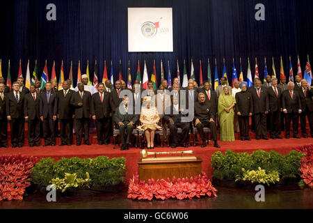 Die britische Königin Elizabeth II. Posiert mit den Commonwealth-Regierungschefs für das offizielle Foto von 2009, an der National Academy for the Performing Arts in Port of Spain Trinidad. Stockfoto