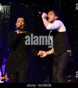 James Morrison (Großbritanniens meistverkaufter männlicher Solokünstler in diesem Jahr) tritt während seiner ausverkauften Wembley Arena-Show mit Gast Nelly Furtado in „Broken Strings“ (das über eine halbe Million Exemplare verkauft und zehn Wochen in den Top Ten verbracht hat) ein Duett auf. Nelly ist in der Stadt und wirbt für ihr spanisches Album 'Mi Plan'. DRÜCKEN SIE VERBANDSFOTO. Bilddatum: Freitag, 27. November 2009. Das Foto sollte lauten: Yui Mok/PA Wire Stockfoto