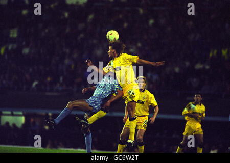 COVENTRY CITY V TOTTENHAM HOTSPUR; TOTTENHAMS TEDDY SHERRINGHAM STEIGT WÄHREND IHRES PREMIER LEAGUE-SPIELS ÜBER COVENTRY; S PETER NDLOVU. Stockfoto