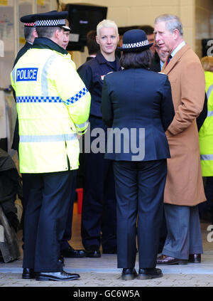 Der Prinz von Wales trifft sich mit Mitgliedern des Notdienstes in Cockermouth während seines Besuchs in den von der Flut heimgeatteten Städten Cumbria. Stockfoto