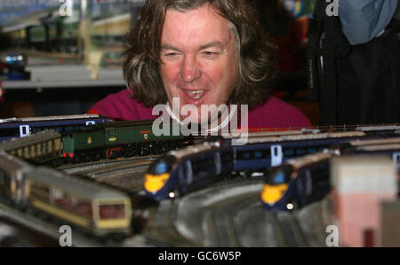 James May spielt mit einem Zugspiel auf der Toy Stories Christmas Toy Fair in London von James May. Stockfoto