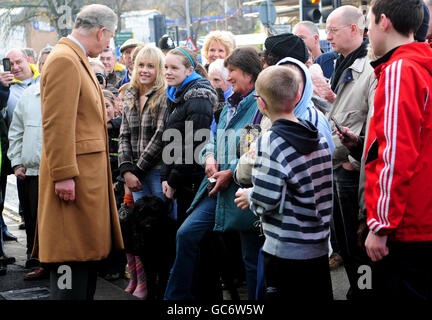 Der Prinz von Wales trifft in Cockermouth die Öffentlichkeit während seines Besuches in den von der Flut betroffenen Städten von Cumbria. Stockfoto