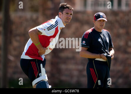 Der englische Kevin Pietersen und Trainer Andy Flower (rechts) während einer Nets-Session im St. George's Park, Port Elizabeth, Südafrika. Stockfoto