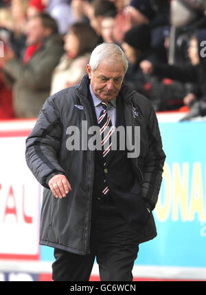 Rangers-Manager Walter Smith verlässt das Feld niedergeschlagen beim letzten Pfiff des Spiels der Clydesdale Bank Scottish Premier League im Pittodrie Stadium, Aberdeen. Stockfoto