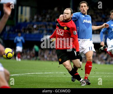 Fußball - Barclays Premier League - Portsmouth gegen Manchester United - Fratton Park. Wayne Rooney von Manchester United (links) wird von Michael Brown von Portsmouth (rechts) mit einer Strafe beschmiert Stockfoto