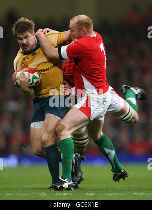 Rugby Union - Tour Match - James Bevan Trophy - Wales gegen Australien - Millennium Stadium. Der australische Drew Mitchell wird von dem walisischen Martyn Williams angegangen Stockfoto