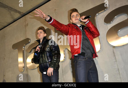 John und Edward alias Jedward, ehemalige Teilnehmer von X Factor, treten in den Hauptbüros von Talk Talk Talk in West-London auf. Stockfoto