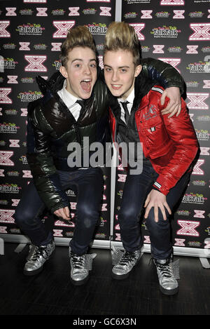 John und Edward alias Jedward, ehemalige Teilnehmer von X Factor, treten in den Hauptbüros von Talk Talk Talk in West-London auf. Stockfoto