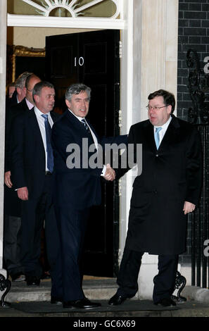 Taoiseach Brian Cowen (rechts) schüttelt sich die Hände mit dem britischen Premierminister Gordon Brown (Mitte), als er nach einem Treffen mit dem Premierminister die 10 Downing Street, London, verlässt. Stockfoto