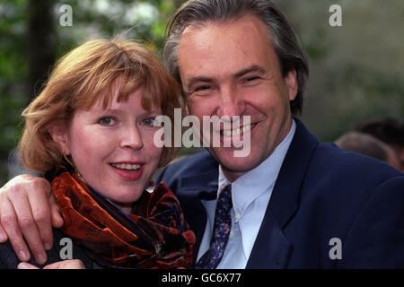 Stars der neuen BBC-Komödie „Get Back“ Jane Booker und Larry Lamb, die Ehemann und Ehefrau Albert und Prudence Sweet spielen. „Get Back“, beschrieben als „eine Komödie für die Rezession“, wurde von Laurence Marks und Maurice Gran kreiert. Stockfoto