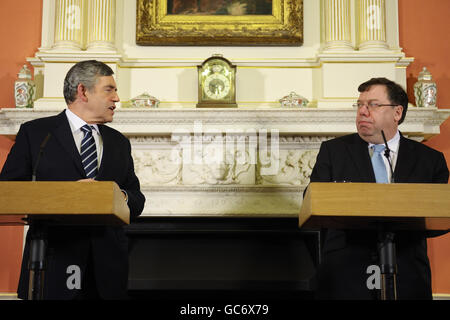 Der britische Premierminister Gordon Brown (links) spricht während einer gemeinsamen Pressekonferenz mit dem Premierminister Brian Cowen (rechts) in der Downing Street 10 im Zentrum von London. Stockfoto