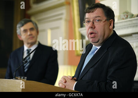 Der britische Premierminister Gordon Brown (links) blickt auf eine gemeinsame Pressekonferenz mit dem Premierminister Brian Cowen (rechts) in der Downing Street 10 im Zentrum von London. Stockfoto