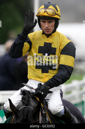Pferderennen - The Open - Tag Zwei - Cheltenham Rennbahn. Jockey Paddy Brennan auf Pettifour, nachdem er den Ultima-Spitzenreiter im „Steeple Chase“ VON IT Solutions-Neulingen gewonnen hat Stockfoto