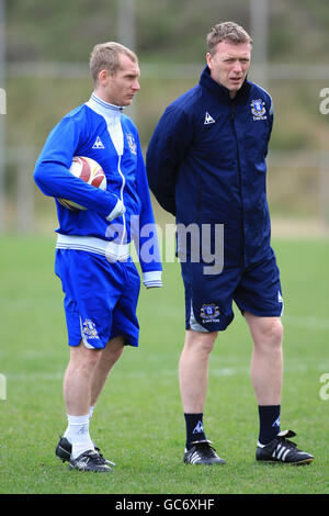 Evertons Manager David Moyes und Tony Hibbert während des Trainings Stockfoto