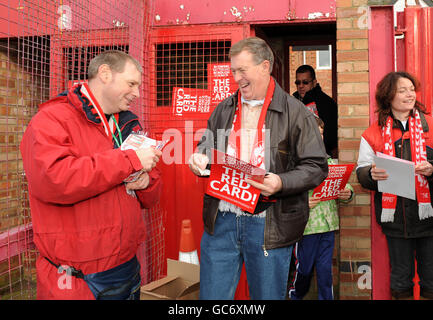 Fußball - FA Cup - zweite Runde - Kettering Town / Leeds United - Elgood's Brewery Arena. Ein Fan kauft vor dem Anpfiff ein Spieltag-Programm von einem Verkäufer im Boden Stockfoto