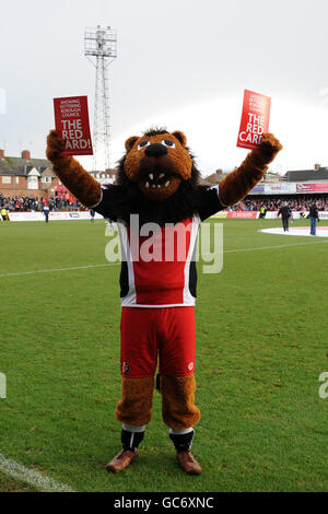 Kettering Town Maskottchen Champ the Lion protestiert gegen die lokale beschluss des rates, die Baugenehmigung auf ihrem neuen Boden zu verweigern Stockfoto