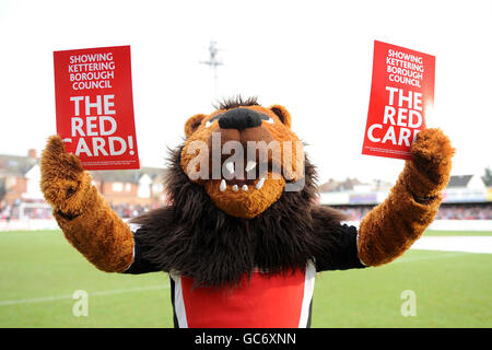 Kettering Town Maskottchen Champ the Lion protestiert gegen die lokale beschluss des rates, die Baugenehmigung auf ihrem neuen Boden zu verweigern Stockfoto