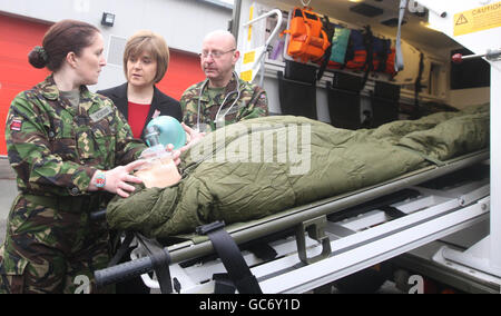 Gesundheitsministerin Nicola Sturgeon (Mitte) chattet mit Kapitän Robert Burns (links) und Kapitän Margot McCrone (rechts), während eines Besuchs, um NHS-Mitarbeiter zu treffen, die nach Afghanistan entsandt werden, auf der Graham House Territorial Army Base in Glasgow. Stockfoto