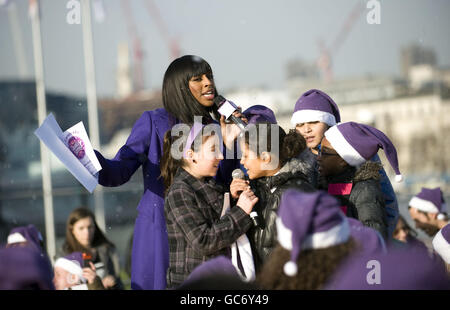 Alexandra Burke, die Gewinnerin der X Factor im letzten Jahr, hat in der Quality Street Caroleoke auf der South Bank im Zentrum Londons einen magischen Moment mit dem Publikum geschaffen. Stockfoto