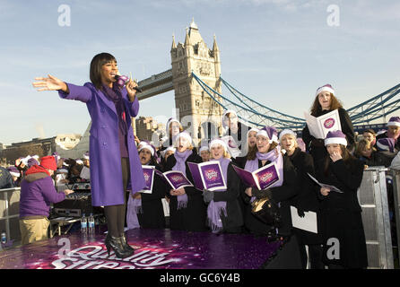 Alexandra Burke, die Gewinnerin der X Factor im letzten Jahr, hat in der Quality Street Caroleoke auf der South Bank im Zentrum Londons einen magischen Moment mit dem Publikum geschaffen. Stockfoto