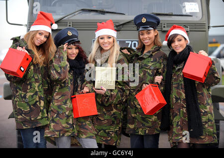 (Links - Rechts) Una Healy, Vanessa White, Mollie King, Rochelle Wiseman und Frankie Sandford of Girl Gruppe die Samstage kommen in RAF Northolt, West London an, um das diesjährige uk4u zu starten Danke! Geschenkkarton-Kampagne. Stockfoto