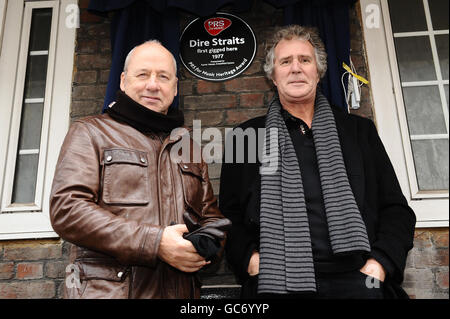 Mark Knopfler (links) und John Illsey von Dire Straits enthüllen eine Gedenktafel vor dem Farrer House in Deptford, South London. Die Plakette kennzeichnet einen Music Heritage Award der Performing Right Society. Stockfoto