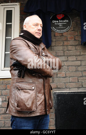 Mark Knopfler von Dire Straits enthüllt eine Plakette vor dem Farrer House in Deptford, South London. Die Plakette kennzeichnet einen Music Heritage Award der Performing Right Society. Stockfoto