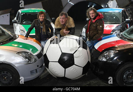 Jeremey Clarkson (Mitte), James May (rechts) und Richard Hammond (links) von der BBC-Fernsehsendung Top Gear bei der Top Gear Live-Show auf dem RDS Showgrounds, Dublin. Stockfoto