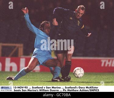 15-NOV-95 ... Schottland gegen San Marino ... Schottlands Gary McAllister schlägt San Marinos William Guerra Stockfoto