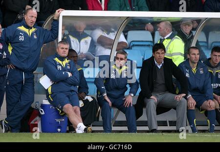 l-r; Coventry City Torwarttrainer Steve Ogrizovic, First Team Coach Frank Bunn, Assistant Manager Steve Harrison und Manager Chris Coleman beobachten aus dem Dugout Stockfoto