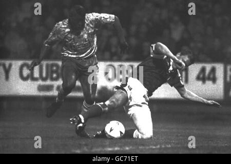 David Linighan (r) von Ipswich Town versucht, den Ball während des Spiels in der Carrow Road vor Darren Beckford von Norwich City zu schützen. Stockfoto