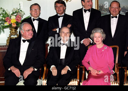 DIE KÖNIGIN MIT BUNDESKANZLER HELMUT KOHL UND DEM FRANZÖSISCHEN PRÄSIDENTEN FRANCOIS MITTERRAND AUF DER KÖNIGLICHEN YACHT BRITANNIA. Stockfoto