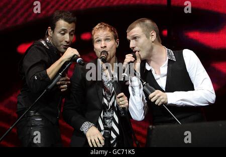 Howie Dorough, Brian Littrell und Nick Carter (von links nach rechts) von den Backstreet Boys, die während des Jingle Bell Ball von Capital FM in der O2 Arena in London auftreten. Stockfoto