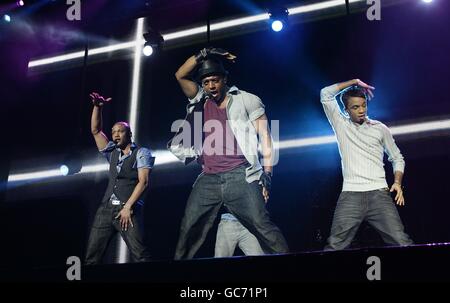 Capital FM's Jingle Bell Ball - Tag 2 Show - London. JLS tritt während des Jingle Bell Ball von Capital FM in der O2 Arena in London auf. Stockfoto