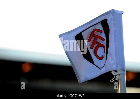 Fußball - Barclays Premier League - Fulham gegen Sunderland - Craven Cottage. Eine allgemeine Ansicht einer Eckfahne mit dem Fulham-Logo Stockfoto