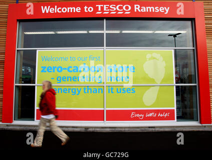 Ein Überblick über den weltweit ersten klimaneutralen Tesco-Laden in Ramsey, Cambridgeshire. Stockfoto